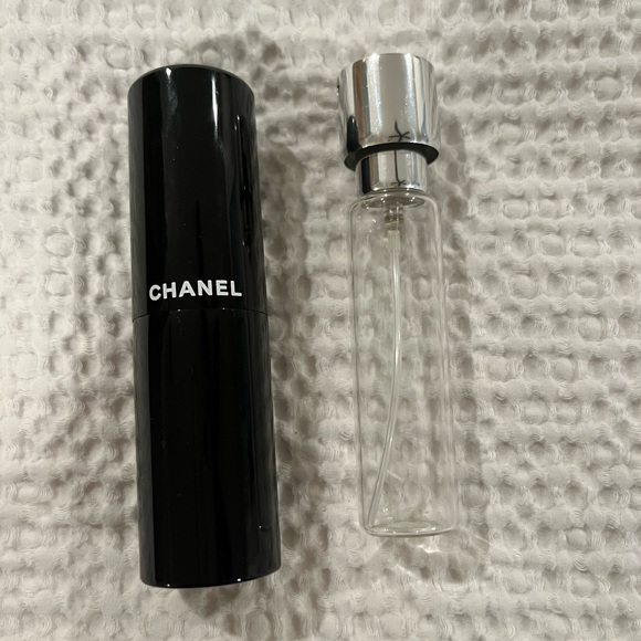 CHANEL Black and Silver Perfume Atomizer - Picture 6 of 7